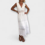 Aurélie - Elegantna čipkasta haljina s V izrezom