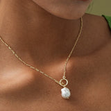 Elegantna Ogrlica s Zlatnom Perlom