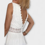 Aurélie - Elegantna čipkasta haljina s V izrezom